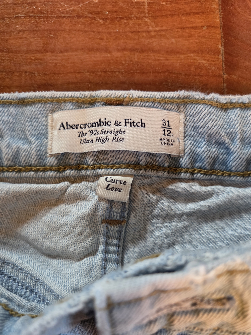 Abercrombie & Fitch Two-toned High-Rise Straight Jeans - Picture 3 of 6
